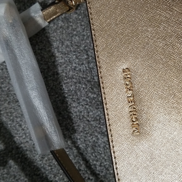 NWT Michael Kors Jet Set Travel Large Crossbody Clutch in Pale Gold - Picture 4 of 10